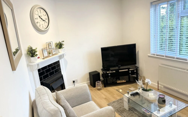 Charming 3-bed Home Minutes From City Centre