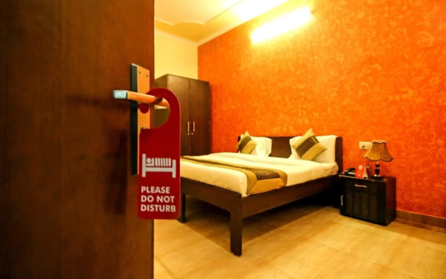 OYO 8240 Maan Residency