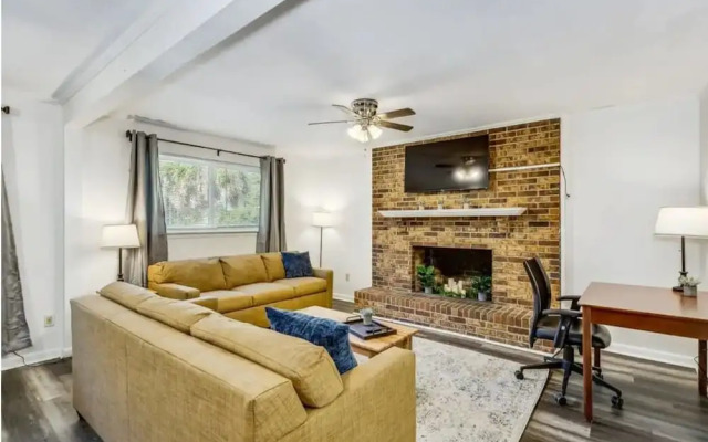 Near Downtown Beach House Apt