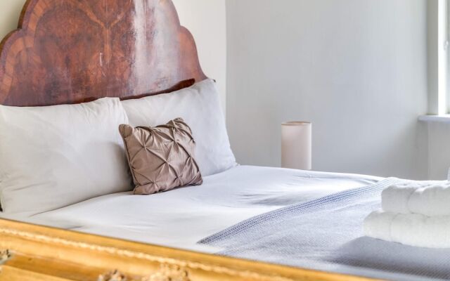 St. James / Westminster Apartment