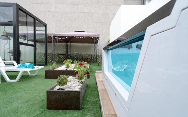 Exclusive Penthouse With Private Rooftop Jacuzzi BBQ Game Room