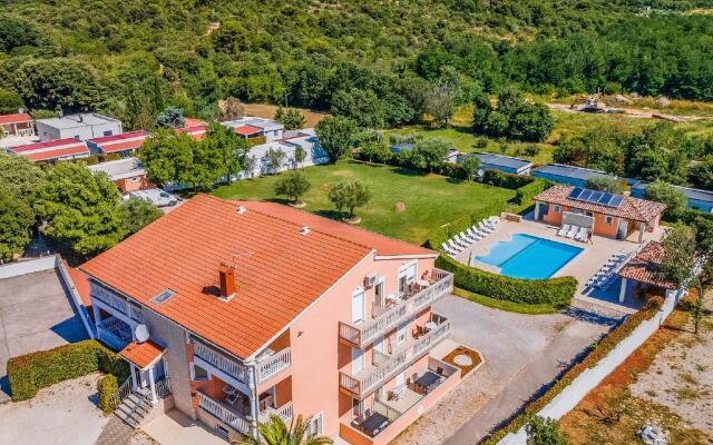 Attractive Apartment in Banjole near Fratarski Otok Island