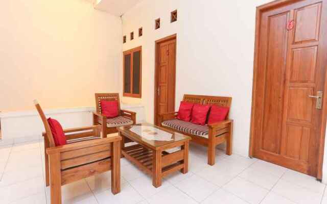 OYO 1680 Dahlia Guesthouse Near RSI Hidayatullah