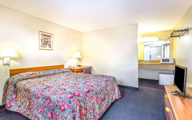 Travelodge by Wyndham Virginia Beach Bay Beach