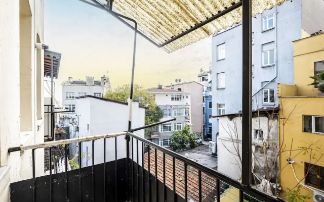 Flat With Bosphorus View and Terrace in Beyoglu