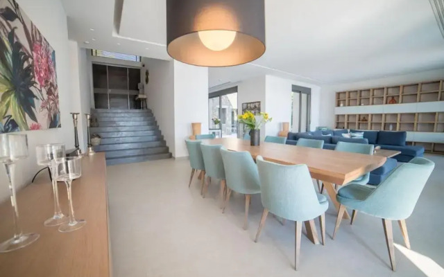 Sea View 6 Bedroom Villa With a Heated Pool