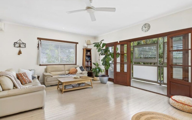 Burleigh Coastal Escape 4BR Home
