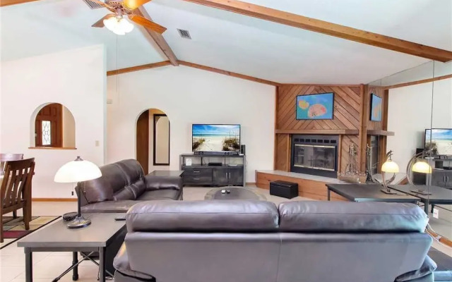 Blue Oasis - Three Bedroom Home