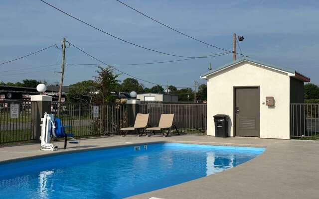 Super 8 by Wyndham Monroe