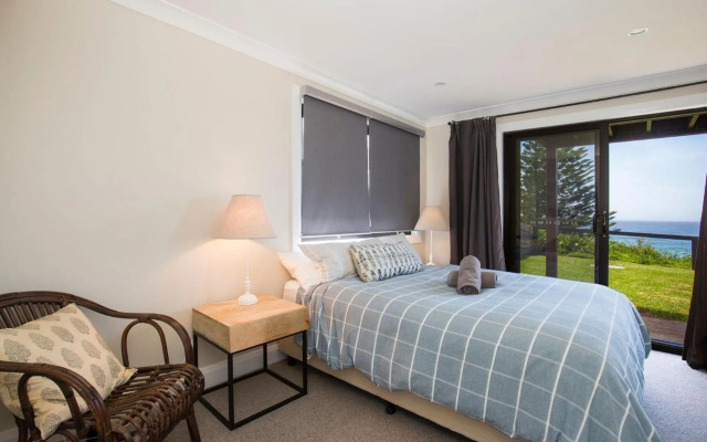 Seaview - Pet Friendly with Stunning Views - 1 Min to Beach