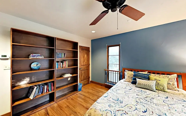 Charming 3BR w/ Balcony & Fire Pit