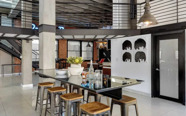 Skyline Lofts by Avantstay: a Multi-level Industrial-chic Retreat in Dtla With Rooftop Views, Soaring Ceilings & Steps to Dining, Music & Culture