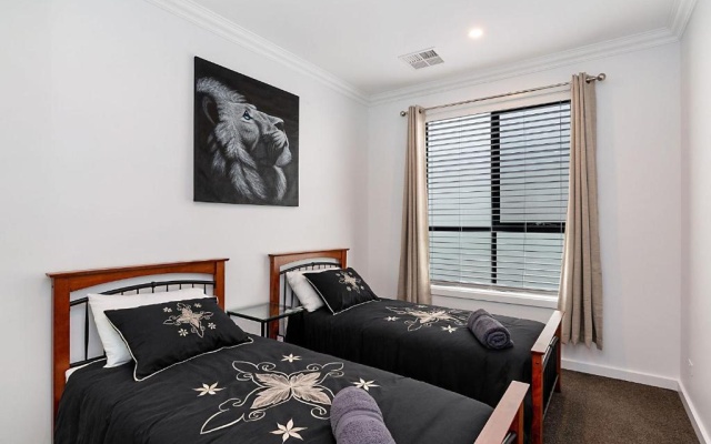 Luxury home in Christies Beach with King Bed, NBN, Netflix, 3Bed 2Bath – Guest Rooms – Adelaide