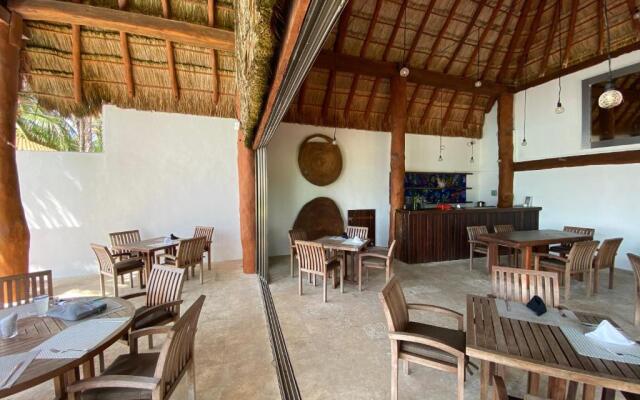Casa del Puerto by MIJ - Beachfront Hotel
