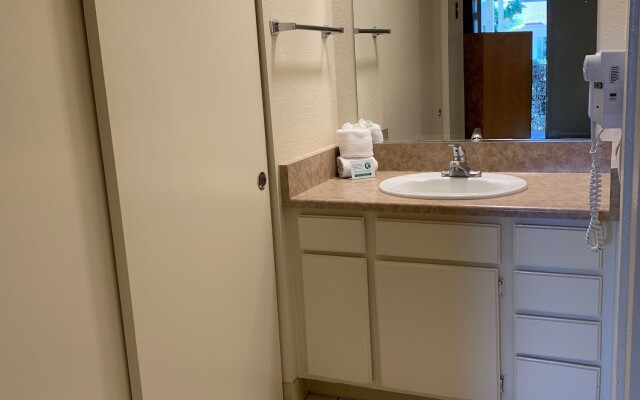 California Suites Hotel