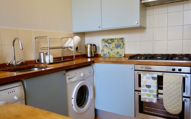 Spacious 2 Bedroom Home In Leith