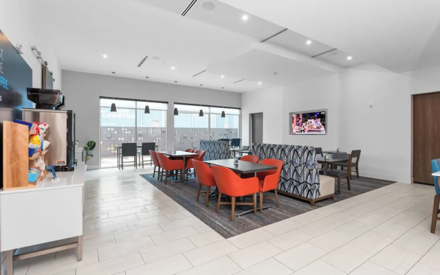 Holiday Inn Express & Suites Waco Downtown