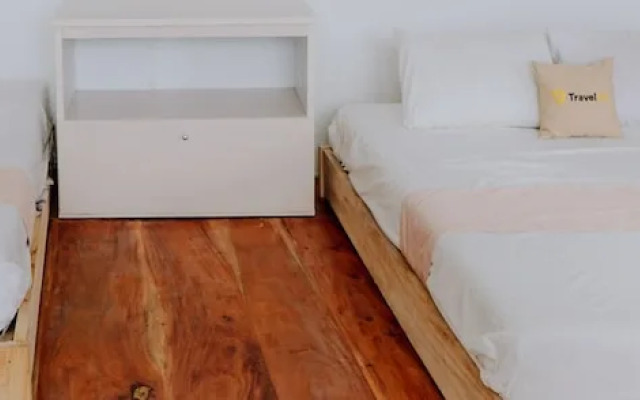 White Cabin By Travelink