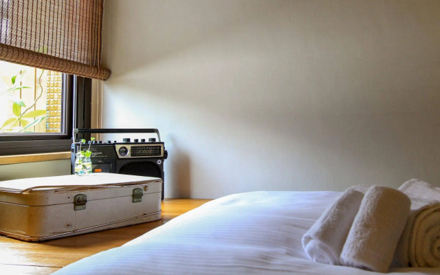 Solo Singer Hotel