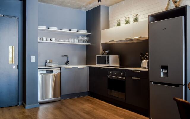 Modern Top Floor Flat With Mountain Views