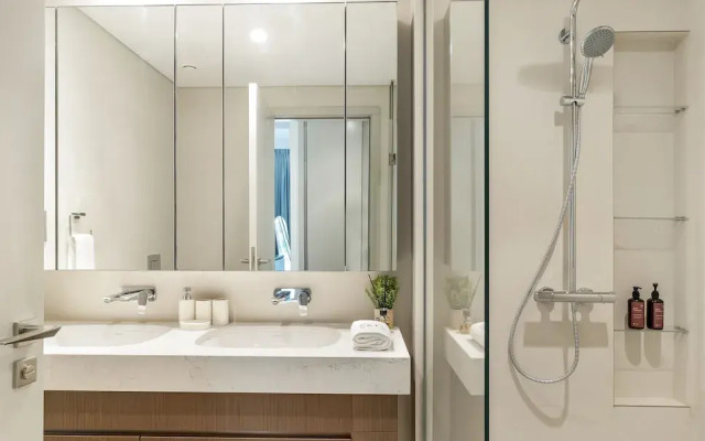 Modern 2BR w Direct Beach Access, Emaar Beachfront