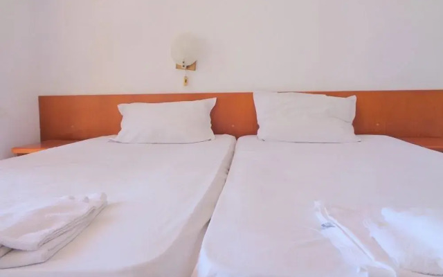 Meta Beach Budjet Hotel