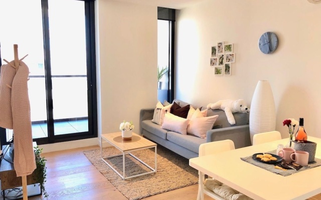 Deluxe and Brand New Lakeside Apartment – Guest Rooms – Melbourne