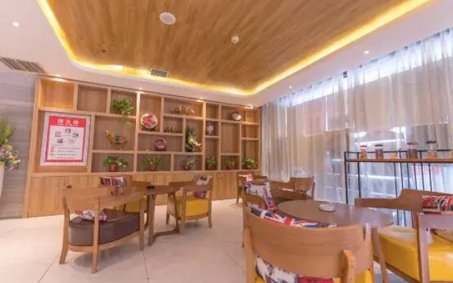 Super 8 Hotel (Luoyang Longmen High-speed Railway Station Quanyi Square)