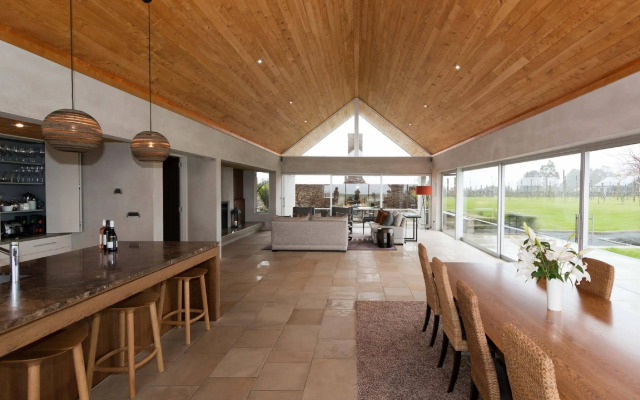 Takatu Lodge and Vineyard