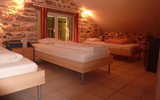 Pretty Holiday Home in Courry With Swimming Pool