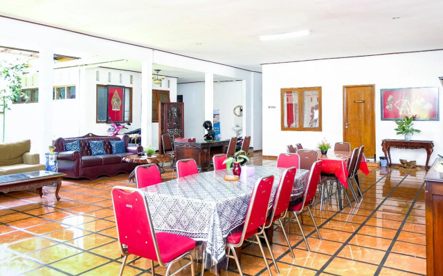 OYO 353 Loesje Guest House Syariah