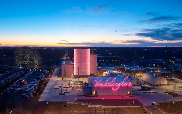 The Brownstone - 1 Block From Dtwn Square