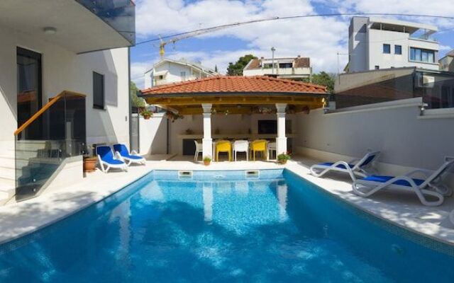 Royal Residence Chica Cure