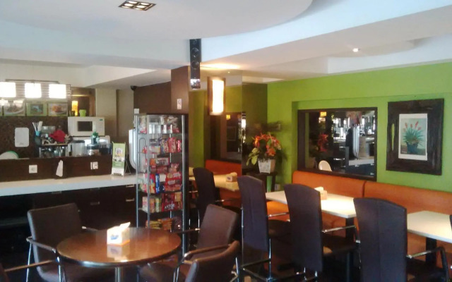 Bamboo Inn Hotel & Cafe