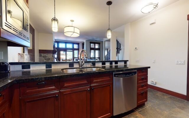 Juniper Crest 7 Private Hot Tub, 2 Car Garage, BBQ, Walk to the Lifts and Mountain Views by RedAwning