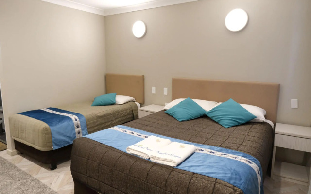 Sapphire Palms Motel
