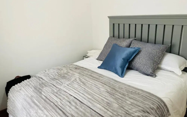Immaculate Home in Avondale West - 2166