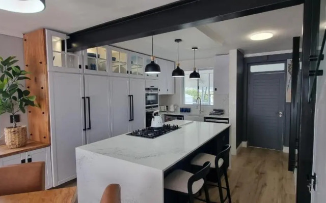 Waterfront New Listng - 8 South Quay -