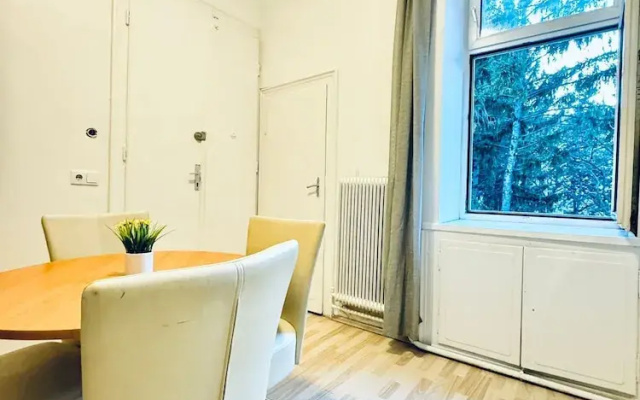 Simple 3BR Apartment for 6 FAC Platz