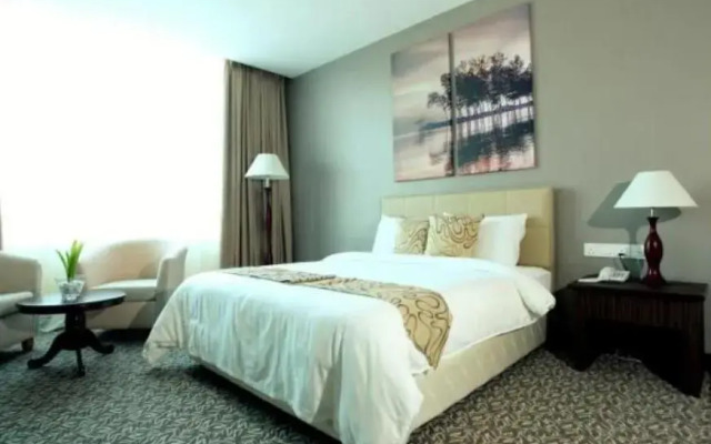 The Regency Waterfront Hotel