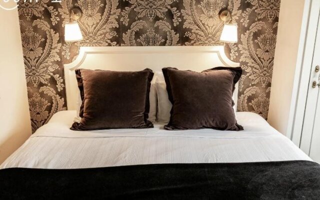 Aaron Court Bed & Breakfast