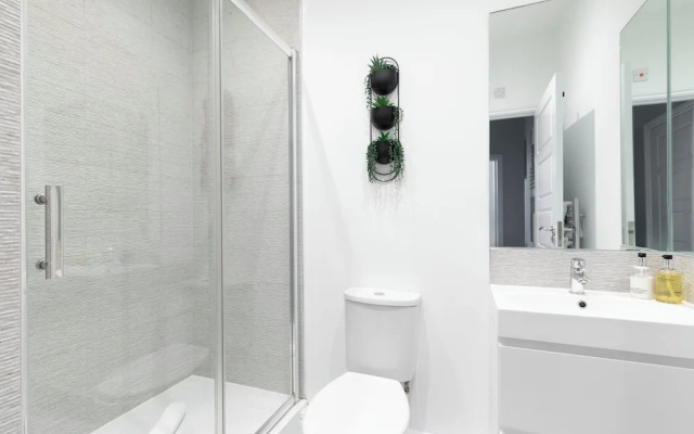 Elliot Oliver - Stylish 2 Bedroom Town Centre Apartment