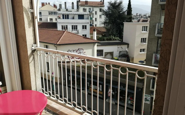 Nicolas III, parking privé, Netflix, balcon