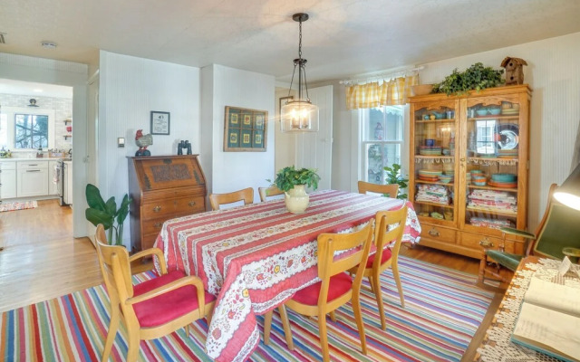 'the Porch House' Located in Historic Village