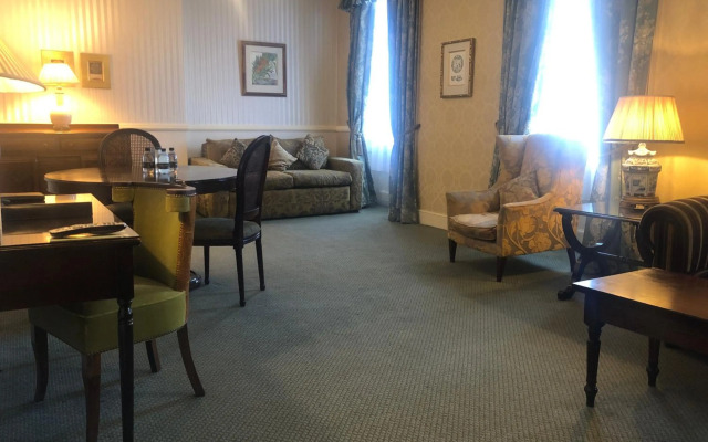 The Leonard Hotel