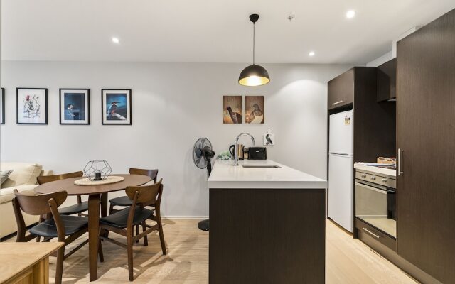 Chic 2BR Pool & Gym - Steps to Ponsonby