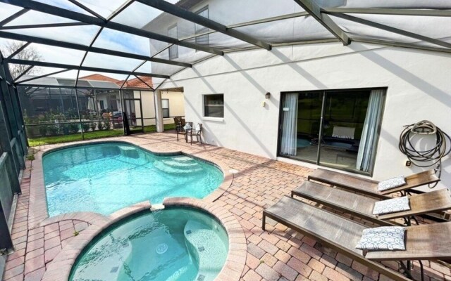 Hidden Gem 5 Bedroom Home by RedAwning