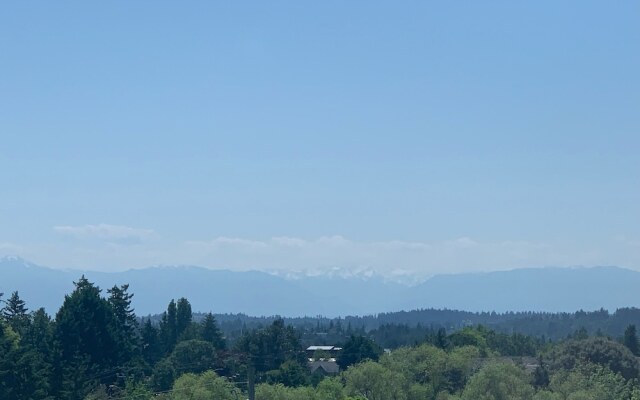 Elk Lake Inn & Suites Victoria