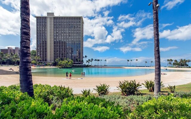 Fully Furnished Ilikai Tower 525 Condo With Free Wifi, Near Best Waikiki Beaches! by RedAwning
