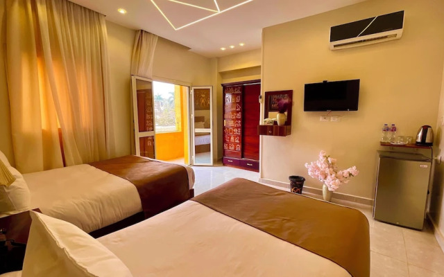 Nemes Pyramids View INN